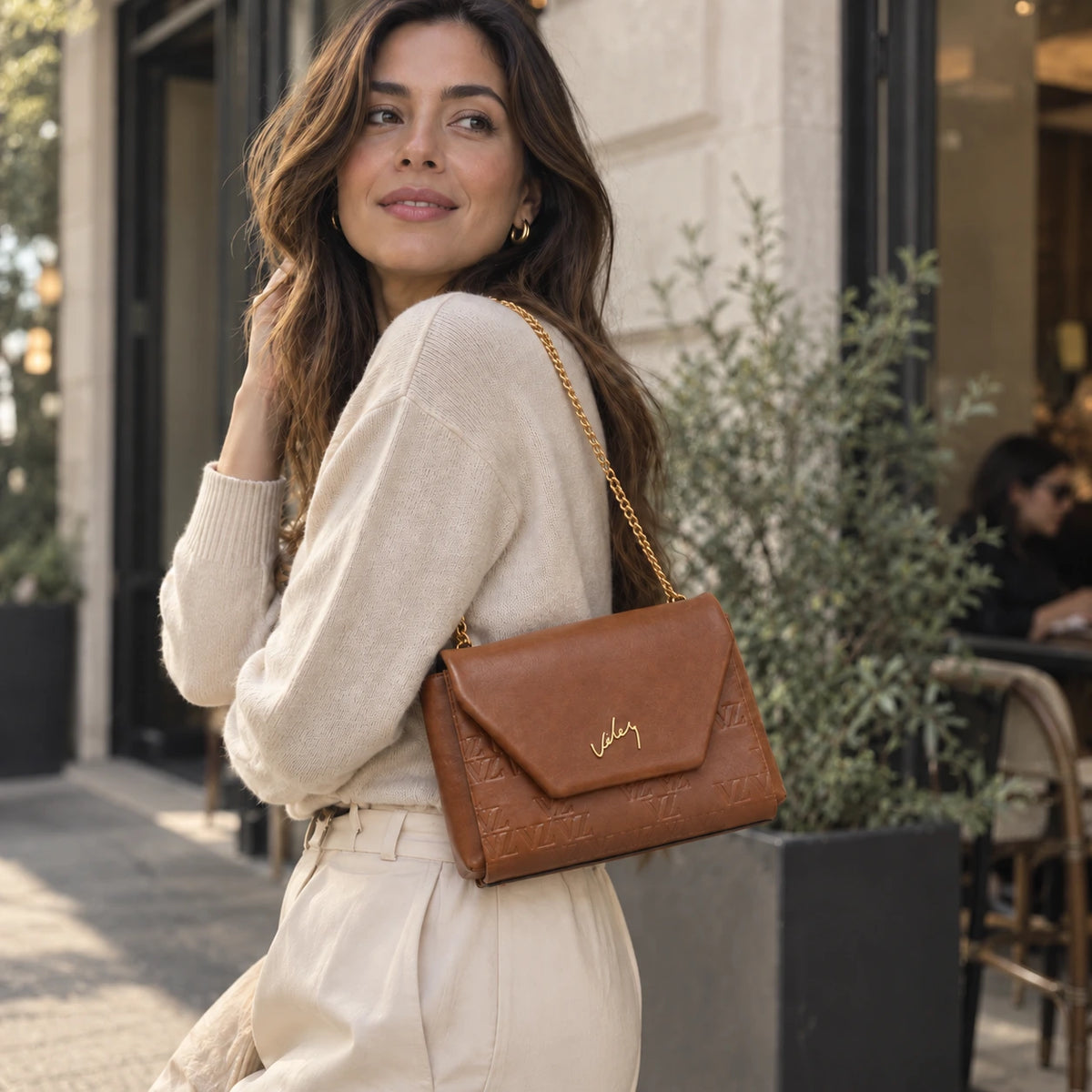 Bolso Vélez Bowling™ de Cuero Premium y Cadena Dorada - Lote Exclusivo con 75% de Descuento